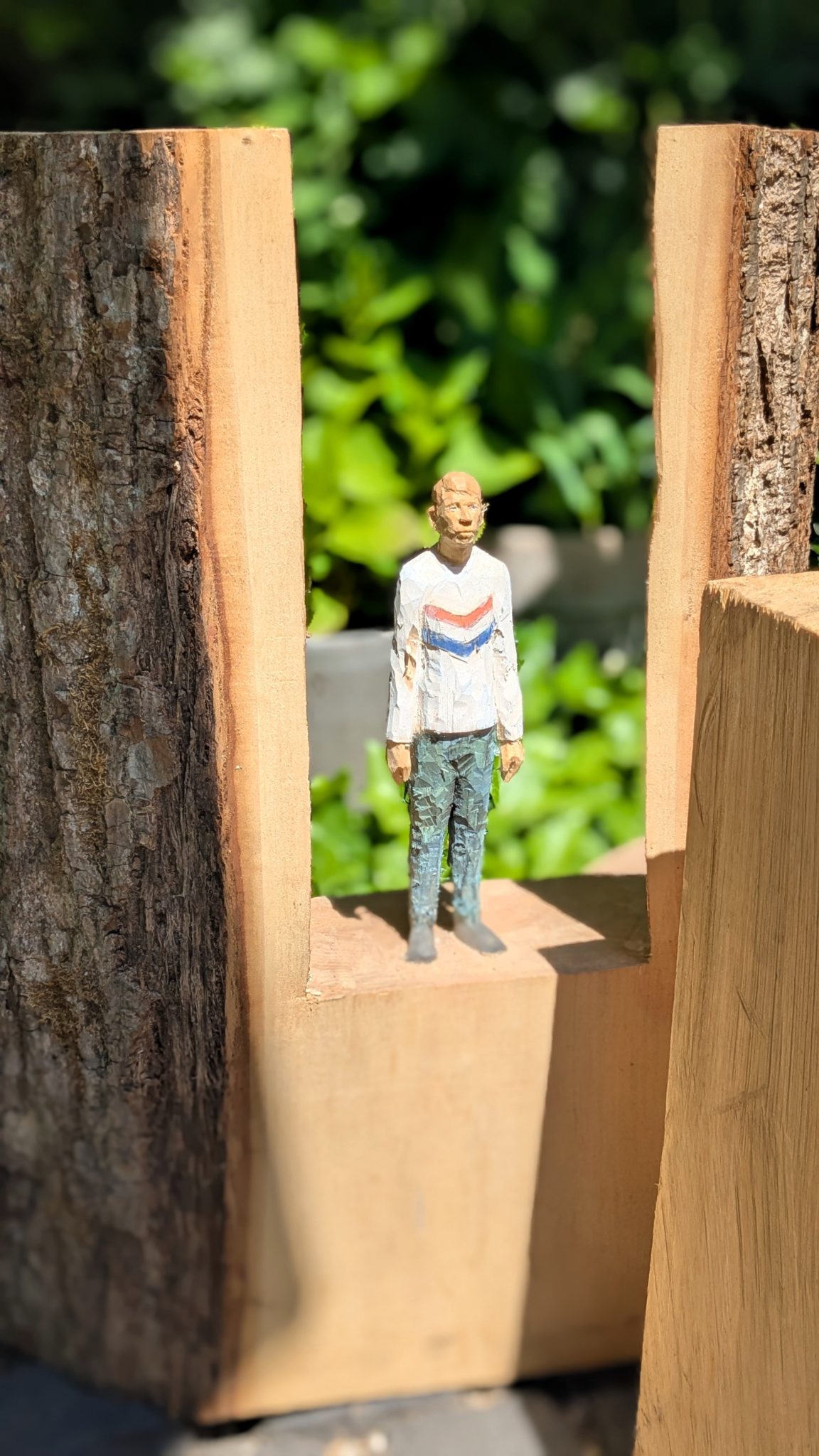 “Zwischen zwei Enden“, Lindenholz bemalt, 2018